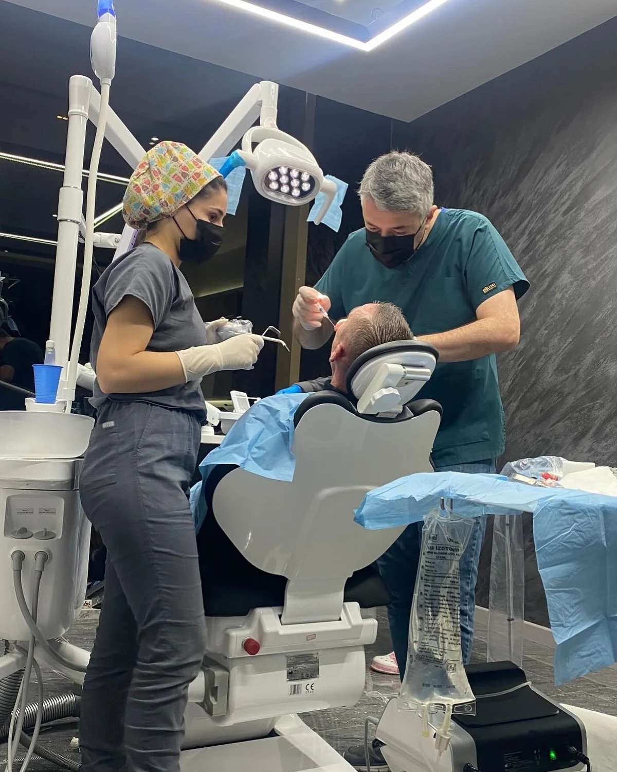 Scène de soins dentaires publiée par Clinique World